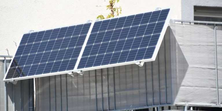 panel solar encufable en el balcon de un piso