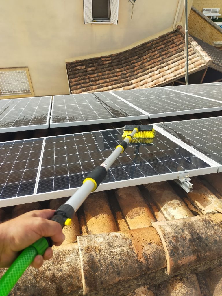 limpieza y mantenimiento de placas solares en sevilla